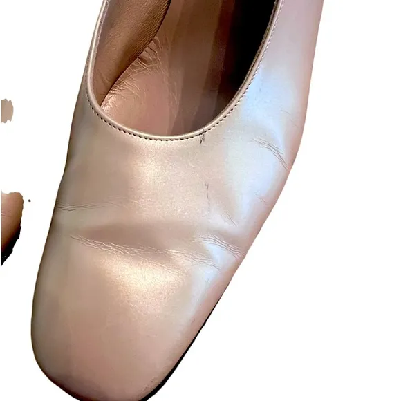 SALVATORE FERRAGAMO Golden Tan Leather Pumps Embellished Low Heel 9 Italy!!