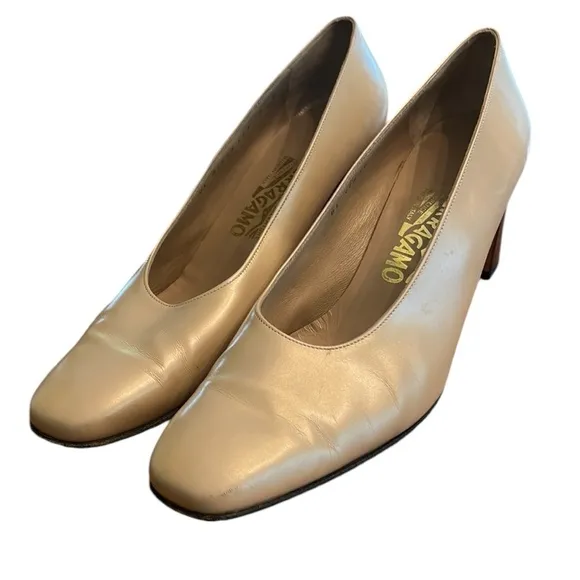 SALVATORE FERRAGAMO Golden Tan Leather Pumps Embellished Low Heel 9 Italy!!