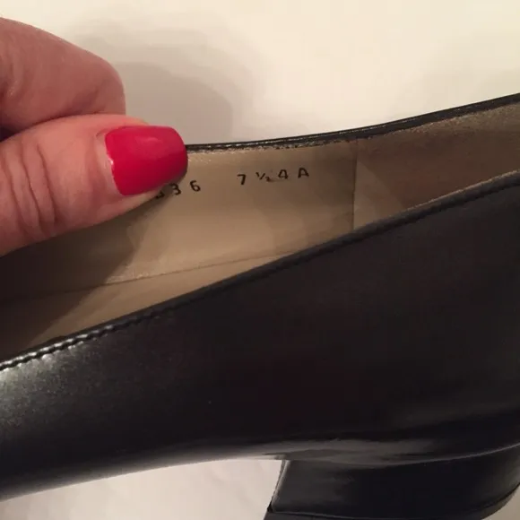SALVATORE FERRAGAMO HEELS BLACK LEATHER SHOES SIZE 7.5 4A NARROW ITALY
