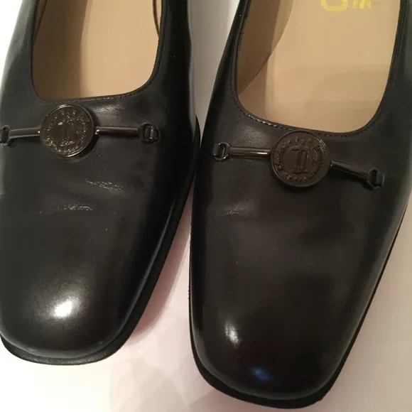 SALVATORE FERRAGAMO HEELS BLACK LEATHER SHOES SIZE 7.5 4A NARROW ITALY
