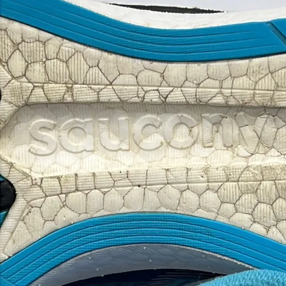 Saucony shoes for men size 10.5” in excellent condition.