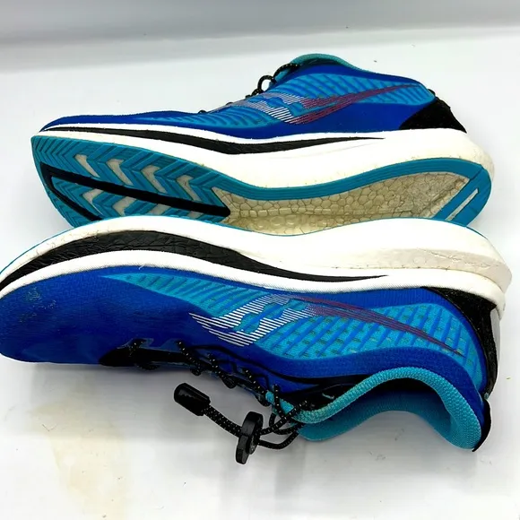 Saucony shoes for men size 10.5” in excellent condition.