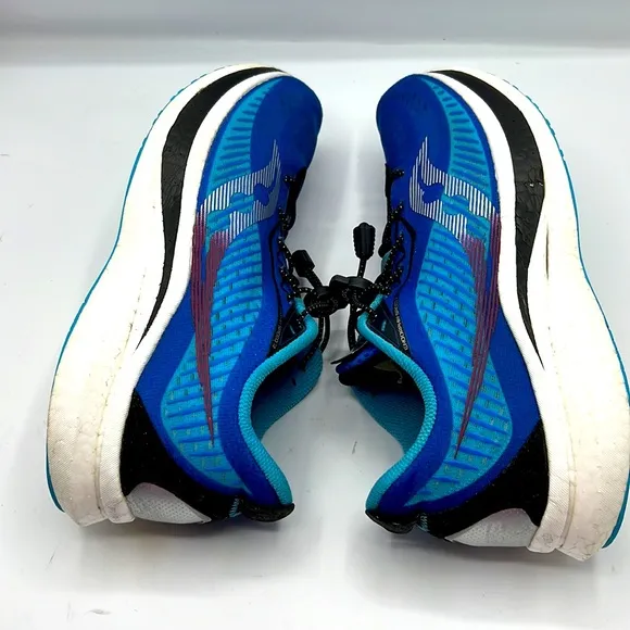 Saucony shoes for men size 10.5” in excellent condition.