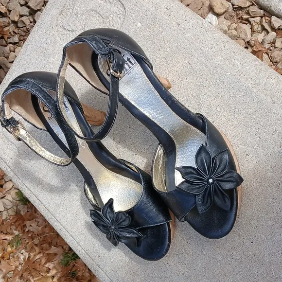 SOFFT LEATHER Elegant Black Heels with FLOWER Detail. EUC SIZE 8