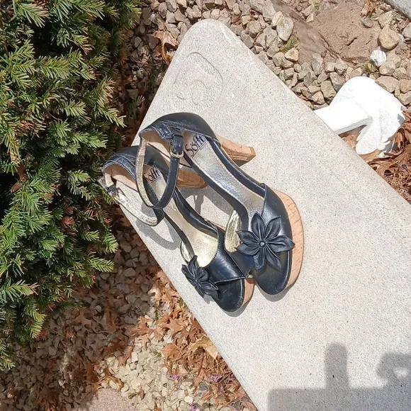 SOFFT LEATHER Elegant Black Heels with FLOWER Detail. EUC SIZE 8