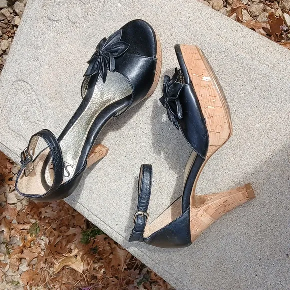 SOFFT LEATHER Elegant Black Heels with FLOWER Detail. EUC SIZE 8