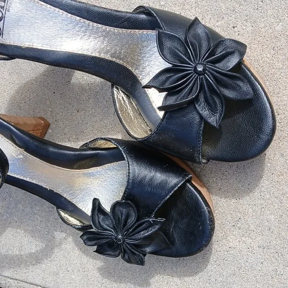 SOFFT LEATHER Elegant Black Heels with FLOWER Detail. EUC SIZE 8