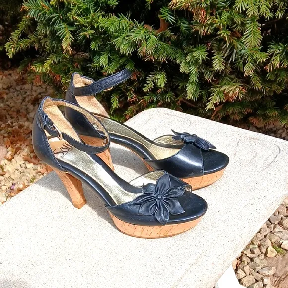 SOFFT LEATHER Elegant Black Heels with FLOWER Detail. EUC SIZE 8