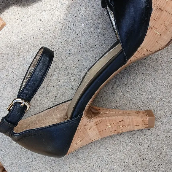 SOFFT LEATHER Elegant Black Heels with FLOWER Detail. EUC SIZE 8
