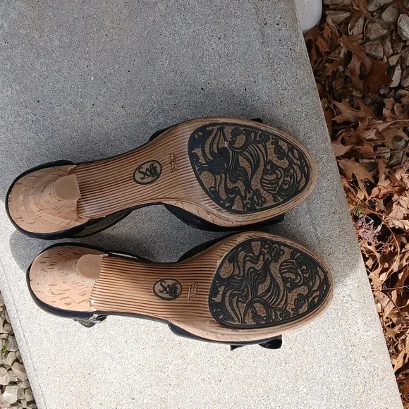 SOFFT LEATHER Elegant Black Heels with FLOWER Detail. EUC SIZE 8