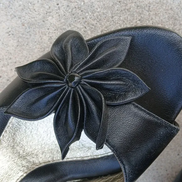 SOFFT LEATHER Elegant Black Heels with FLOWER Detail. EUC SIZE 8