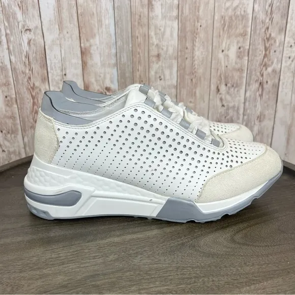 Steve Madden Perforated Reflective Leather Sneaker Size 9.5 Women