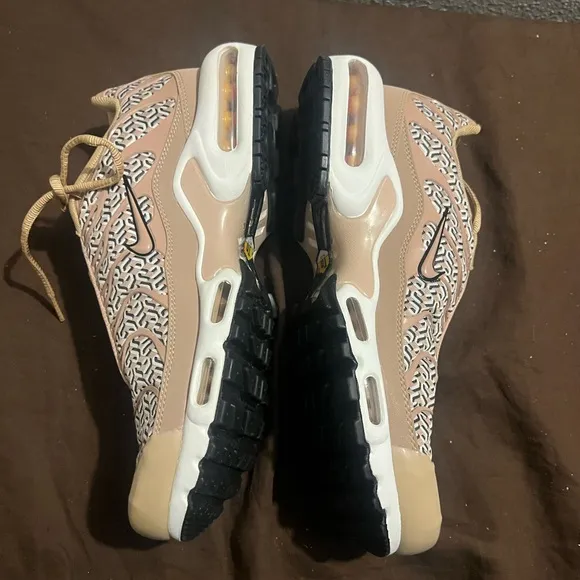 Stylish Women's Sneakers in Beige and BlackAir Max Plus United in Victory