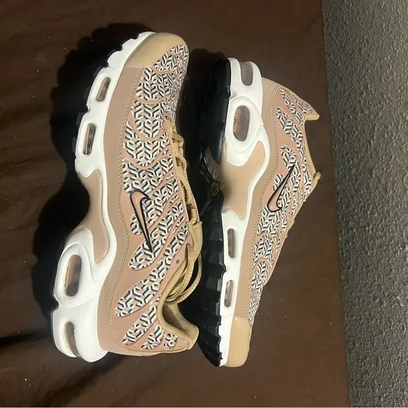 Stylish Women's Sneakers in Beige and BlackAir Max Plus United in Victory