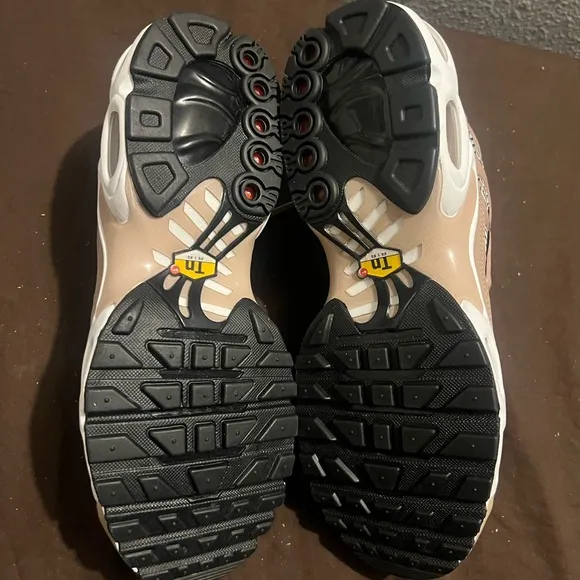 Stylish Women's Sneakers in Beige and BlackAir Max Plus United in Victory