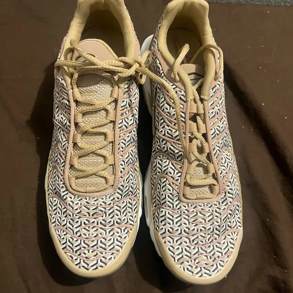 Stylish Women's Sneakers in Beige and BlackAir Max Plus United in Victory