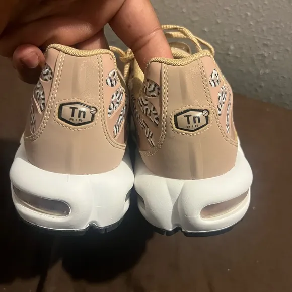Stylish Women's Sneakers in Beige and BlackAir Max Plus United in Victory