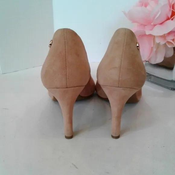 Taryn Rose beige pink suede leather shoes pumps