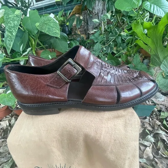 Tommy Bahama men’s dress sandals great for a dinner or Hawaiian party size 11