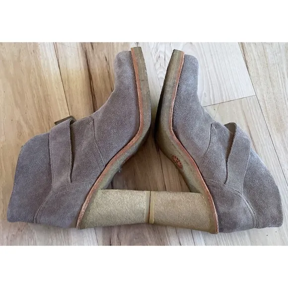 Ugg Australia Brienne Suede Leather Taupe tan Stack Heels Ankle Booties Boots 9‌