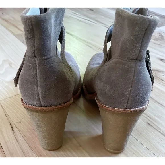 Ugg Australia Brienne Suede Leather Taupe tan Stack Heels Ankle Booties Boots 9‌