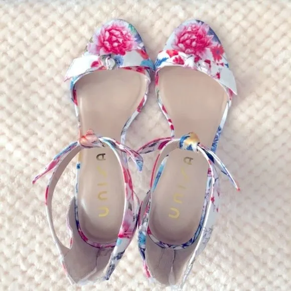 Unisa Floral Satin Sandals In White Multi Size 9 NWT
