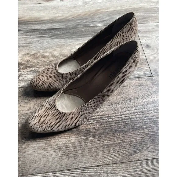 VANELi Women's Astyr Pointed Toe Block Pumps Casual Dress Low Heel Size 9M