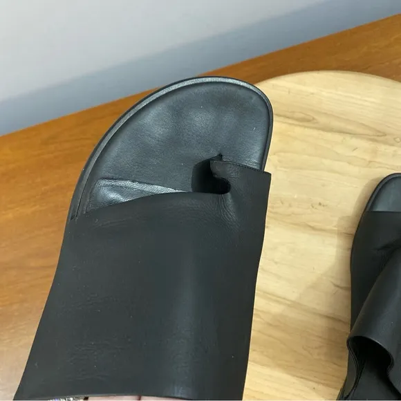Vince Black Leather Open Toe Slip On Sandals Women’s Size 9 Medium EUR 39 Italy