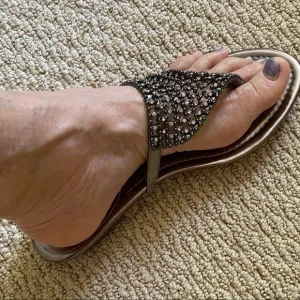 Vince Camuto Gray Gold Tan Metallic Crystal Woven Beaded Wedge Thong Sandals 10