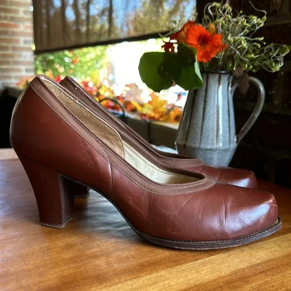 Vintage 1940’s Smith Brothers brown leather pumps/heels. Size 8