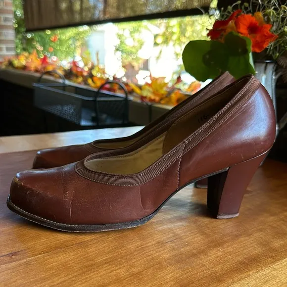 Vintage 1940’s Smith Brothers brown leather pumps/heels. Size 8
