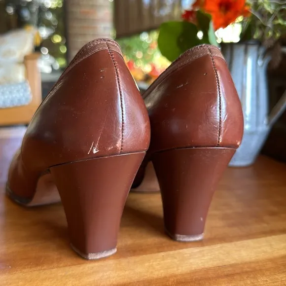 Vintage 1940’s Smith Brothers brown leather pumps/heels. Size 8