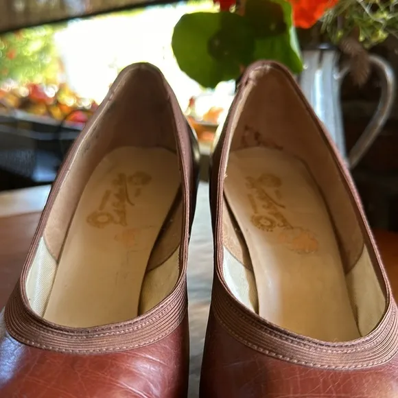 Vintage 1940’s Smith Brothers brown leather pumps/heels. Size 8