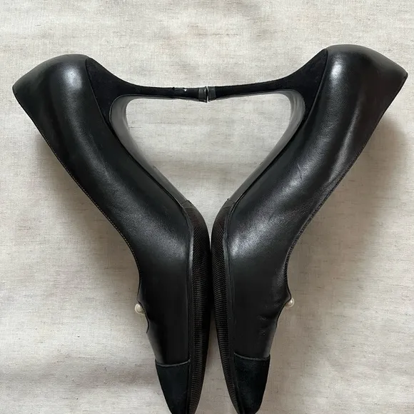 Vintage Chanel pearl accented heels 40.5 with velvet cap toe