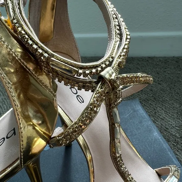 vtg bebe Gold Abree T-strap Formal Shoes