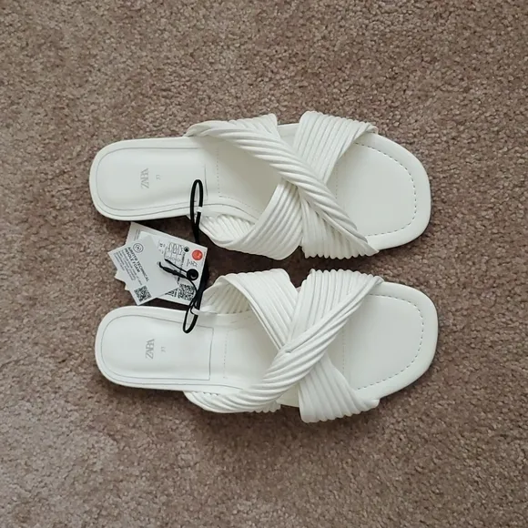 Zara * Flat Sandals Pleated White size 6.5/37