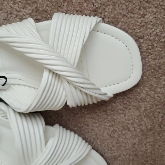 Zara * Flat Sandals Pleated White size 6.5/37