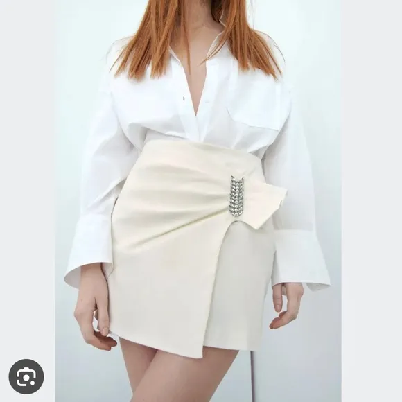 Zara NWT Pearl embellished buckle off white / ivory / cream ruched mini skirt
