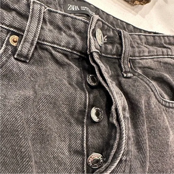 Zara Women's faded grayish Black Raw hem Straight Leg denim jeans